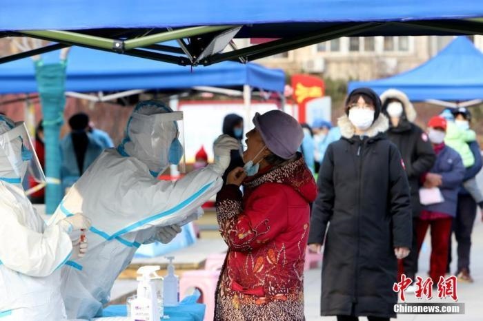 資料圖：1月9日，天津市南開大學西南村，社區(qū)組織市民進行核酸檢測。 <a target='_blank' href='/'>中新社</a>記者 張道正 攝