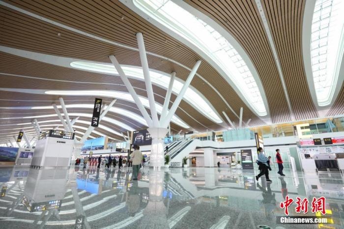 資料圖：貴陽龍洞堡國(guó)際機(jī)場(chǎng)T3航站樓出發(fā)大廳。 瞿宏倫 攝