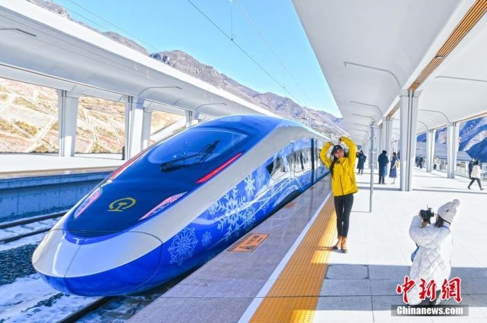 1月12日，河北省張家口市崇禮區(qū)，路側(cè)矗立的北京冬奧會標志。崇禮11日迎來降雪，雪后的崇禮冬奧氛圍濃。 <a target='_blank' href='/'>中新社</a>記者 賈天勇 攝