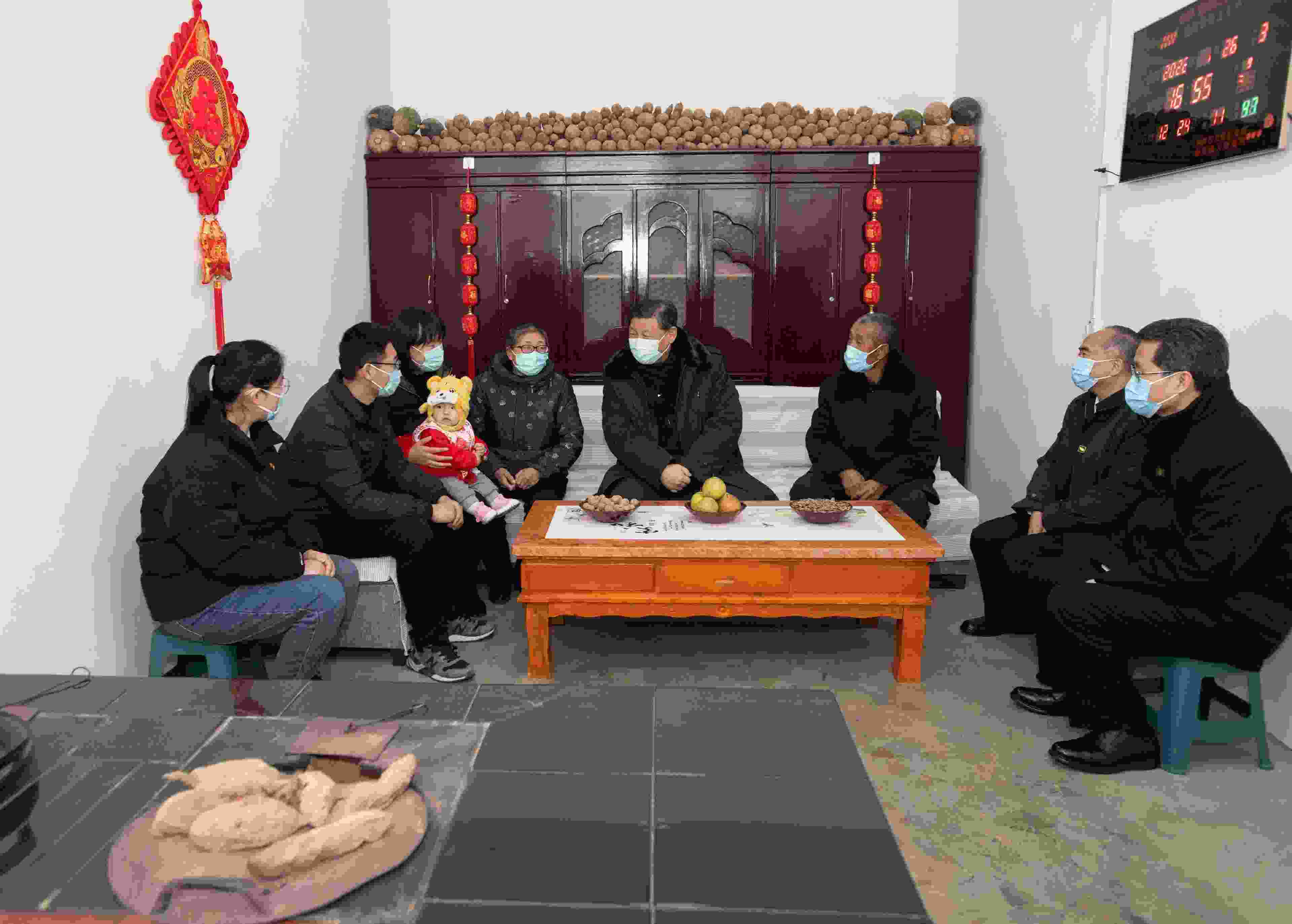△2022年1月26日，中共中央總書記、國家主席、中央軍委主席習(xí)近平在臨汾市汾西縣僧念鎮(zhèn)段村同村民蔡文明一家親切交流。