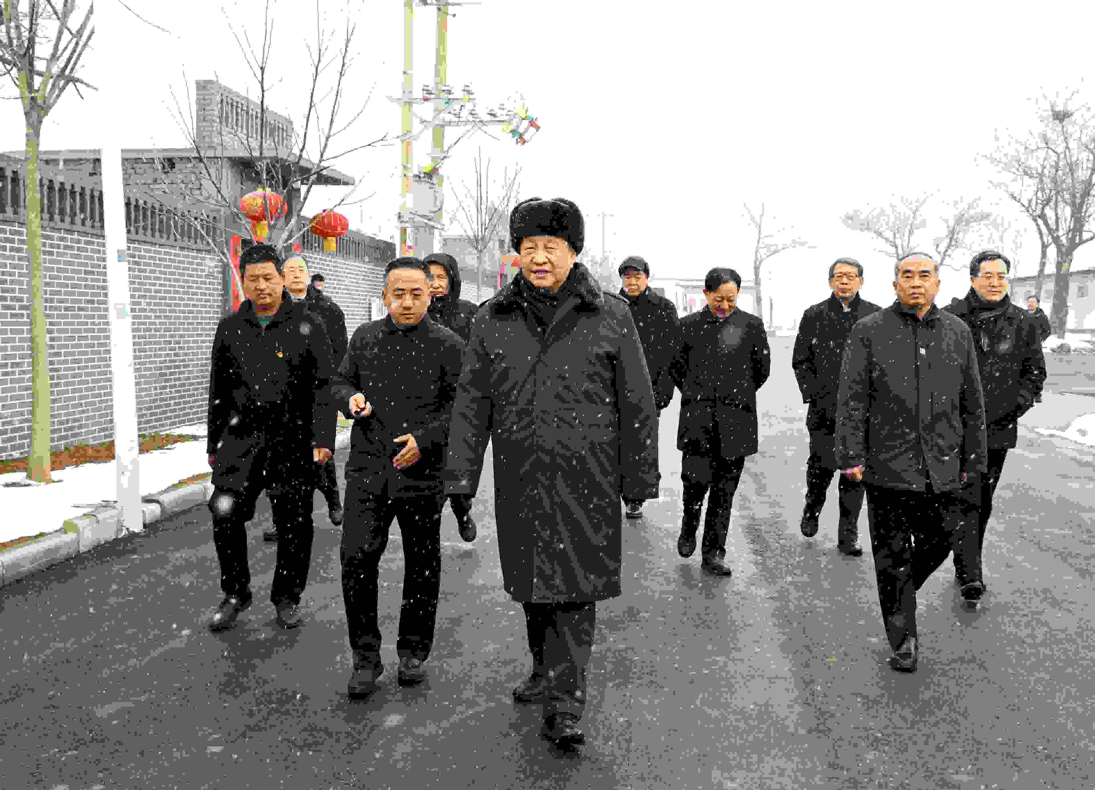 △2022年1月26日，中共中央總書記、國家主席、中央軍委主席習(xí)近平冒雪在臨汾市霍州市師莊鄉(xiāng)馮南垣村考察。