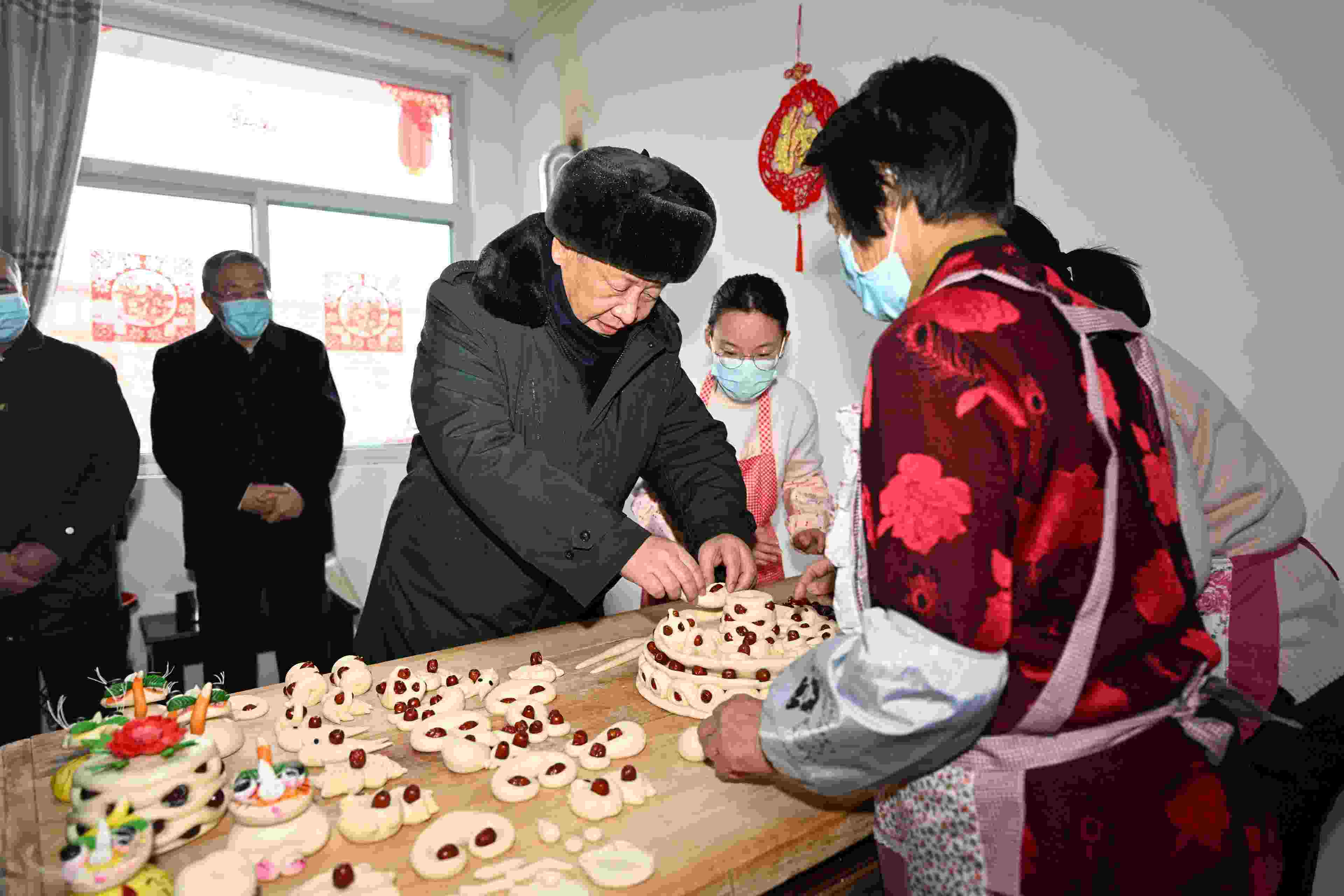 △2022年1月26日，中共中央總書記、國家主席、中央軍委主席習(xí)近平在臨汾市霍州市師莊鄉(xiāng)馮南垣村，同師紅兵一家做年饃。