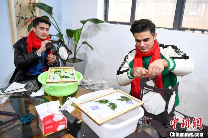 巴基斯坦留學(xué)生制作燈籠?！钊A峰 攝