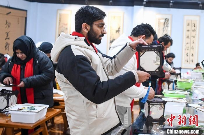 巴基斯坦留學(xué)生制作燈籠?！钊A峰 攝