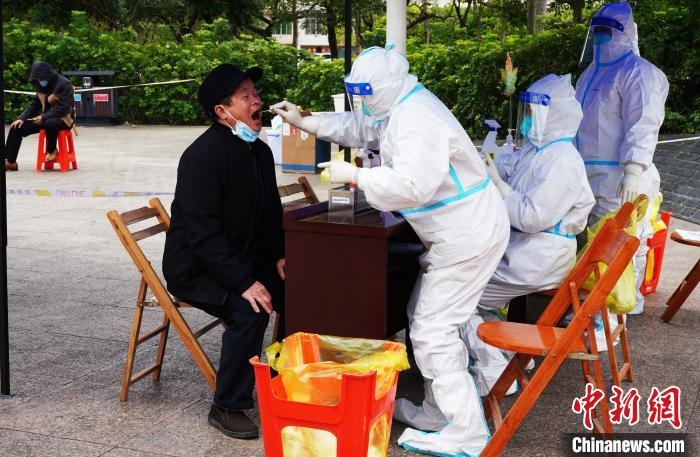 圖為德保縣組織民眾接受核酸檢測(cè)。　德?？h融媒體中心供圖