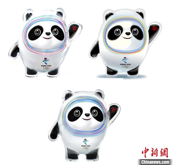 設(shè)計(jì)團(tuán)隊(duì)將“冰絲帶”的形象引入大熊貓后逐漸成型。上方兩個(gè)形象還是外八字腳，下方形象為最終定稿?！⑵皆乒﹫D