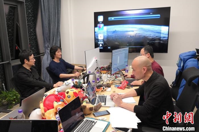 廣州美術(shù)學(xué)院曹雪、劉平云帶領(lǐng)的設(shè)計(jì)團(tuán)隊(duì)對(duì)北京冬奧會(huì)吉祥物加班加點(diǎn)進(jìn)行修改設(shè)計(jì)。(資料圖) 劉平云供圖