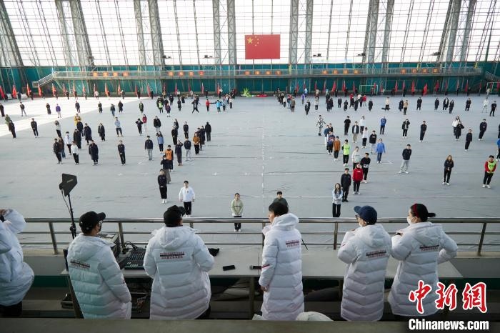 北京冬奧會閉幕式開始前，演員們在進行排練?！埼暮?供圖