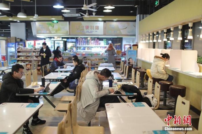 資料圖：考研學生在食堂內(nèi)復(fù)習。 泱波 攝