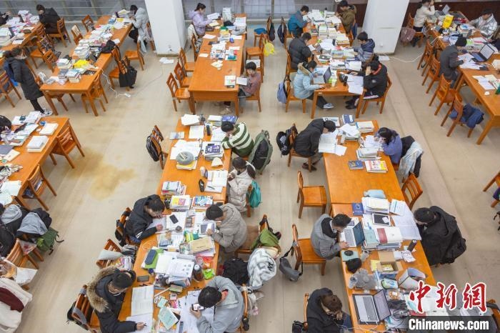 資料圖：南昌大學圖書館自習室內(nèi)，考生正在緊張復(fù)習?！⒘?攝