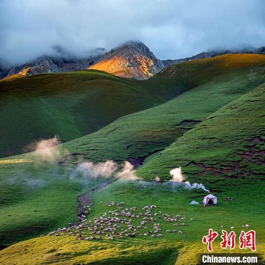 圖為作品《晨光炊煙》。　焦生福 攝