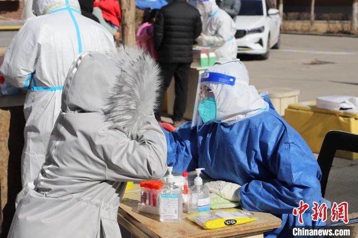 呼和浩特市民做核酸?！埩只?攝