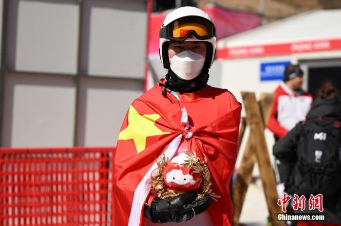 3月6日，中國選手梁景怡在賽后手捧吉祥物。當日，北京2022年冬殘奧會殘奧高山滑雪男子超級大回轉(zhuǎn)-站姿決賽在國家高山滑雪中心舉行，中國選手梁景怡奪得冠軍。 <a target='_blank' href='/'>中新社</a>記者 劉冉陽 攝 　