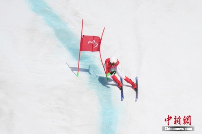 3月6日，中國選手梁景怡在比賽中。當日，北京2022年冬殘奧會殘奧高山滑雪男子超級大回轉(zhuǎn)-站姿決賽在國家高山滑雪中心舉行，中國選手梁景怡奪得冠軍。 <a target='_blank' href='/'>中新社</a>記者 劉冉陽 攝 　