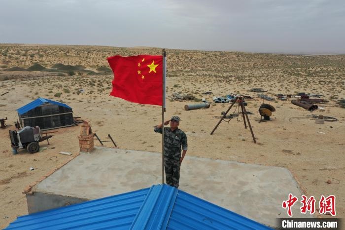 圖為每天升旗是謝寶民的必修課?！∈茉L者供圖