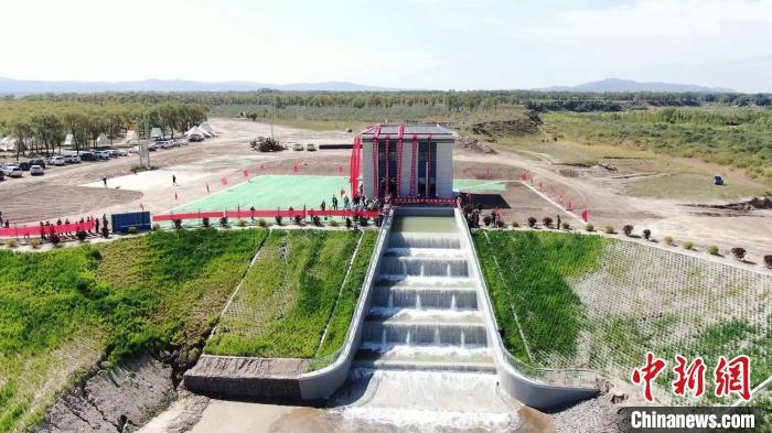 圖為生態(tài)補(bǔ)水現(xiàn)場(chǎng)?！》缎Э?攝