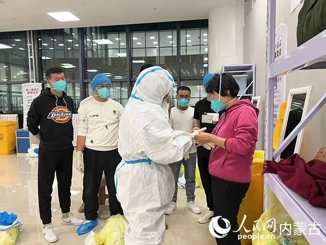 醫(yī)護(hù)人員正在方艙醫(yī)院工作。呼和浩特市第一醫(yī)院供圖