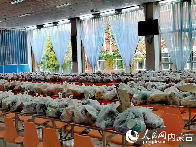 內(nèi)蒙古師范大學(xué)為返鄉(xiāng)學(xué)生準(zhǔn)備午餐和路途上的方便食品。內(nèi)蒙古教育廳供圖