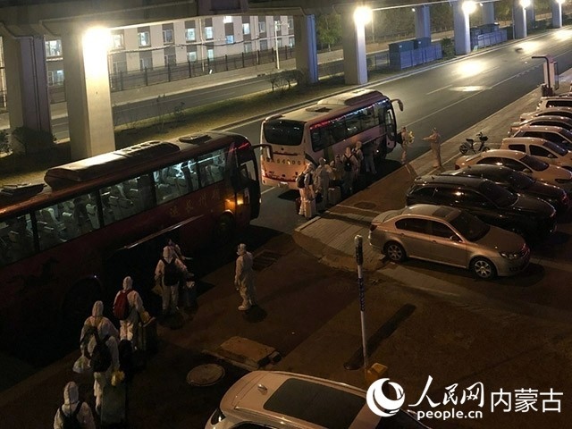 高校學(xué)生有序登車，前往隔離點(diǎn)。內(nèi)蒙古教育廳供圖