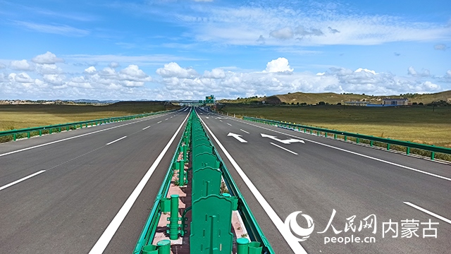 G1611經(jīng)棚至烏蘭布統(tǒng)高速公路項(xiàng)目。人民網(wǎng)記者 趙夢(mèng)月攝