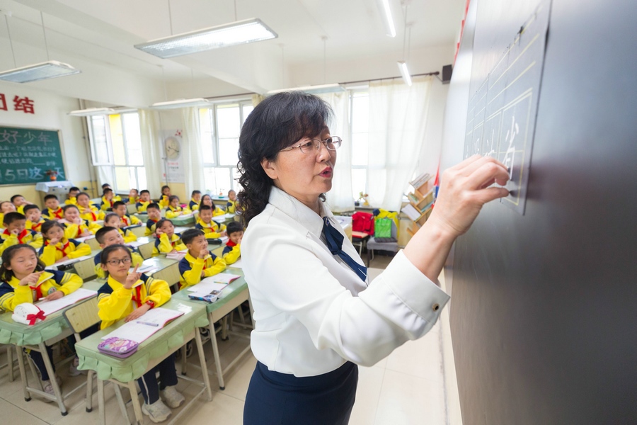 民族路小學(xué)（迎賓校區(qū)），語文老師燕凌云正在帶領(lǐng)同學(xué)們書寫漢字.jpg