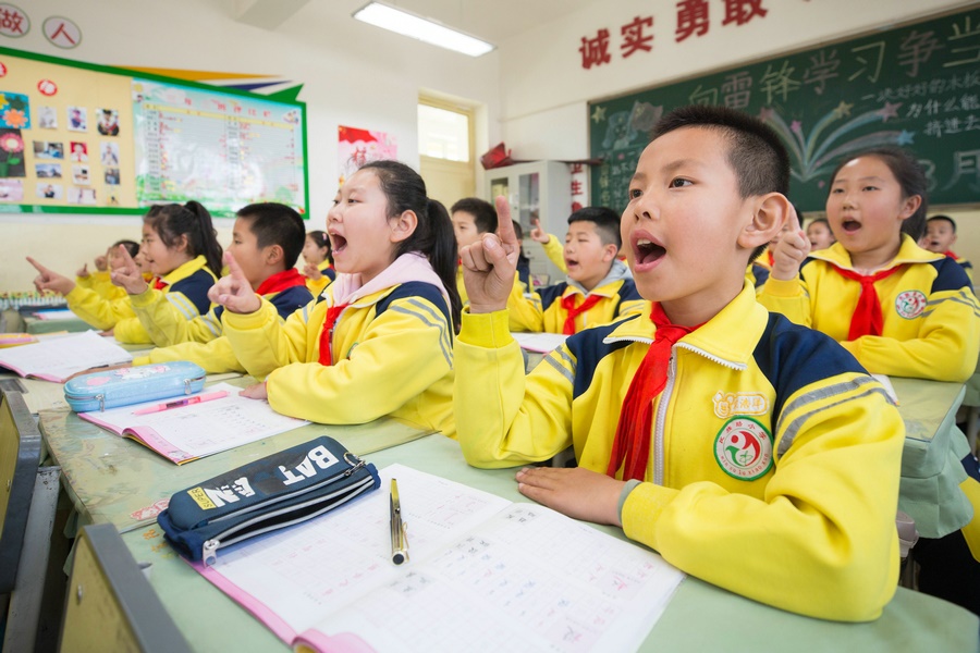 民族路小學(xué)（迎賓校區(qū)），同學(xué)們用手指虛劃筆順掌握字形（1）.jpg