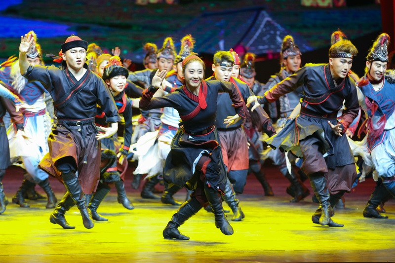 1.內(nèi)蒙古藝術(shù)學(xué)院舞蹈《蒙古馬》演出現(xiàn)場(chǎng)（1）.jpg