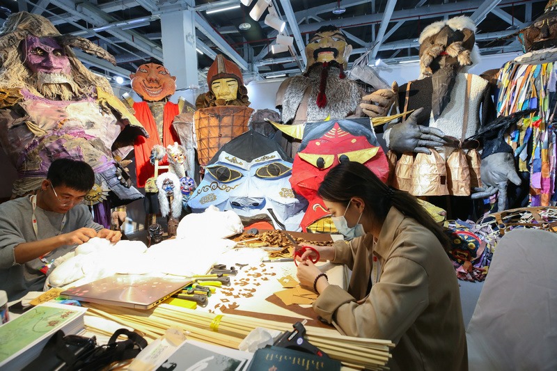 5.烏蘭劇社戲劇創(chuàng)作實(shí)踐工作坊，內(nèi)蒙古藝術(shù)學(xué)院學(xué)生現(xiàn)場(chǎng)制作相關(guān)道具.jpg
