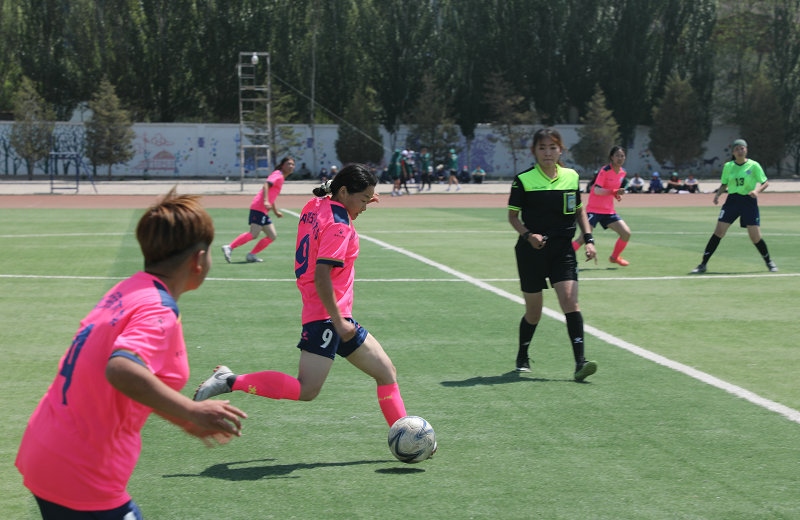 3.大學(xué)生足球聯(lián)賽本科組比賽現(xiàn)場(chǎng)，內(nèi)蒙古民族大學(xué)（粉色）對(duì)陣呼和浩特民族學(xué)院.JPG