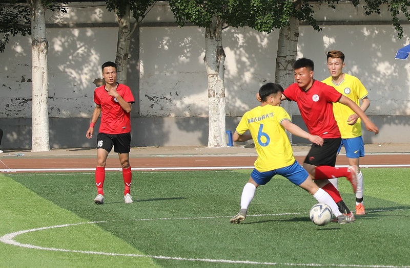 2.大學(xué)生足球聯(lián)賽本科組比賽現(xiàn)場(chǎng)，內(nèi)蒙古工業(yè)大學(xué)（紅色）對(duì)陣內(nèi)蒙古醫(yī)科大學(xué).jpg