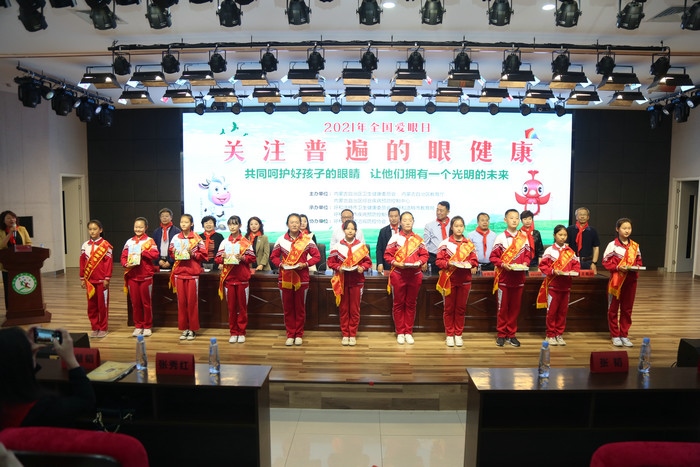 1.捐贈(zèng)近視防控圖書.JPG