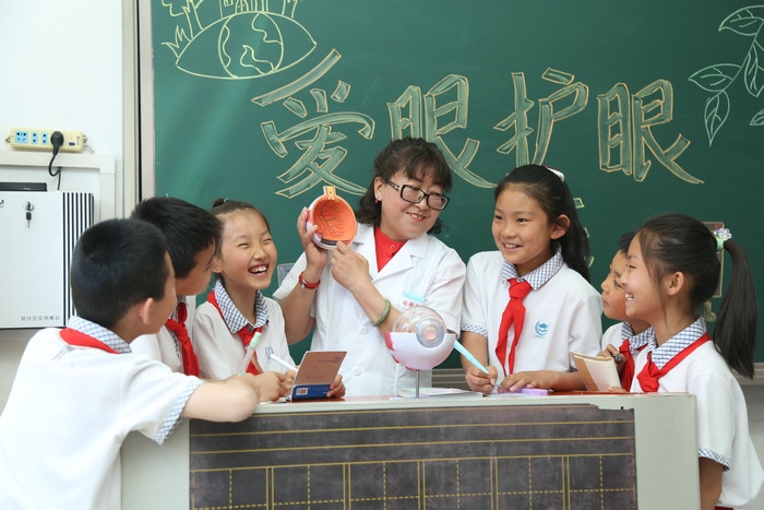5.眼科醫(yī)生為學(xué)生現(xiàn)場(chǎng)講解.JPG