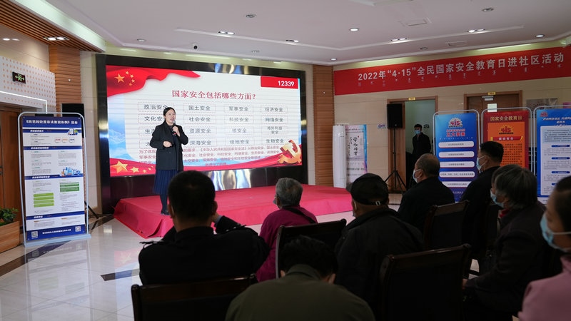 線下聯(lián)合各國家安全委員單位同步開展“國家安全進(jìn)社區(qū)”活動，現(xiàn)場通過以國家安全知識問答為主線，穿插烏蘭牧騎演出、國家安全宣講、發(fā)放國家安全法律法規(guī)讀本等形式，圍繞什么是國家安全、國家安全包含哪些內(nèi)容、如何維護(hù)國家安全等方面，為社區(qū)老百姓開展宣傳宣講，同時作為現(xiàn)場“進(jìn)社區(qū)”活動與線上直播活動連線，把現(xiàn)場熱烈氣氛帶到網(wǎng)絡(luò)，與大家共同分享。 (4)_副本.jpg