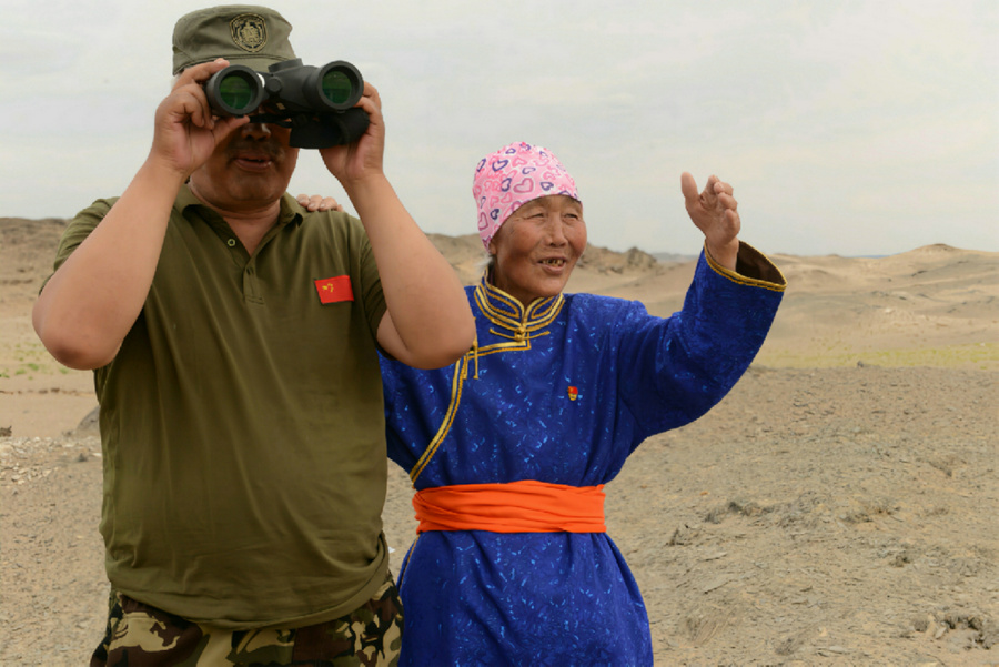 7.尼瑪老人與兒子巡邊.jpg