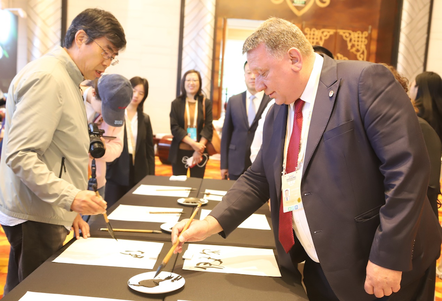 非遺、書法、文創(chuàng)齊亮相！2025年國家重要橋頭堡智庫論壇讓中外嘉賓讀懂北疆文化