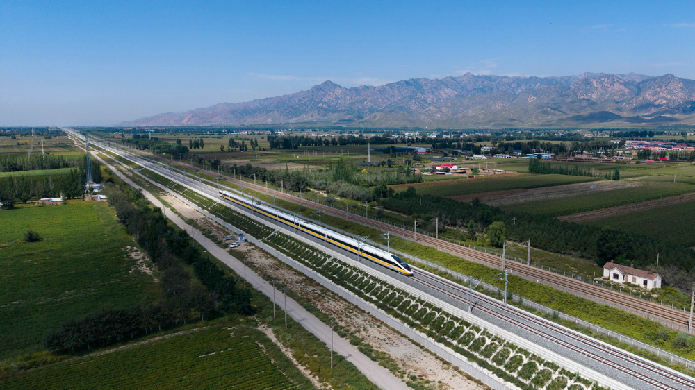 圖為綜合檢測列車正在包銀高鐵包惠段進行拉通試驗（楊睿迪攝）1.jpg