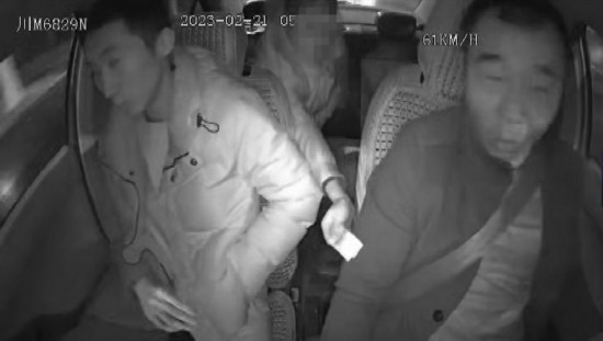 凌晨女子打車到江邊，并掏出百元大鈔給司機稱不用找了。資陽公安供圖