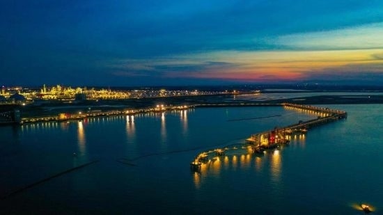 圖為中科煉化自建港口碼頭，30萬噸級原油泊位