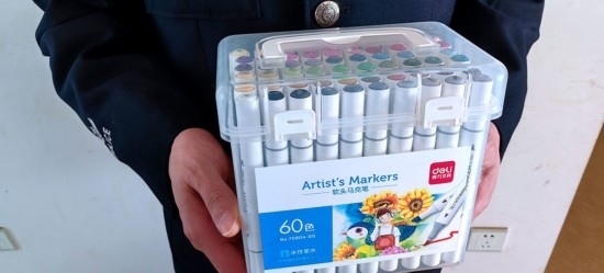 民警送上的馬克筆。資陽市公安供圖