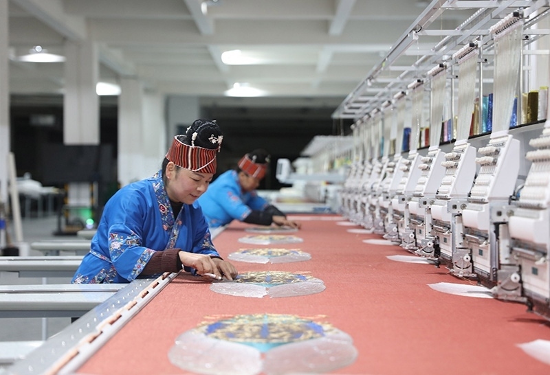 2023年2月13日，貴州省黔東南苗族侗族自治州施秉縣工業(yè)園區(qū)，工人在機繡車間作業(yè)。