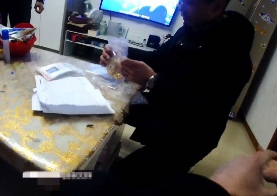 失主對照清單清點(diǎn)黃金等貴重物品。資陽市公安供圖