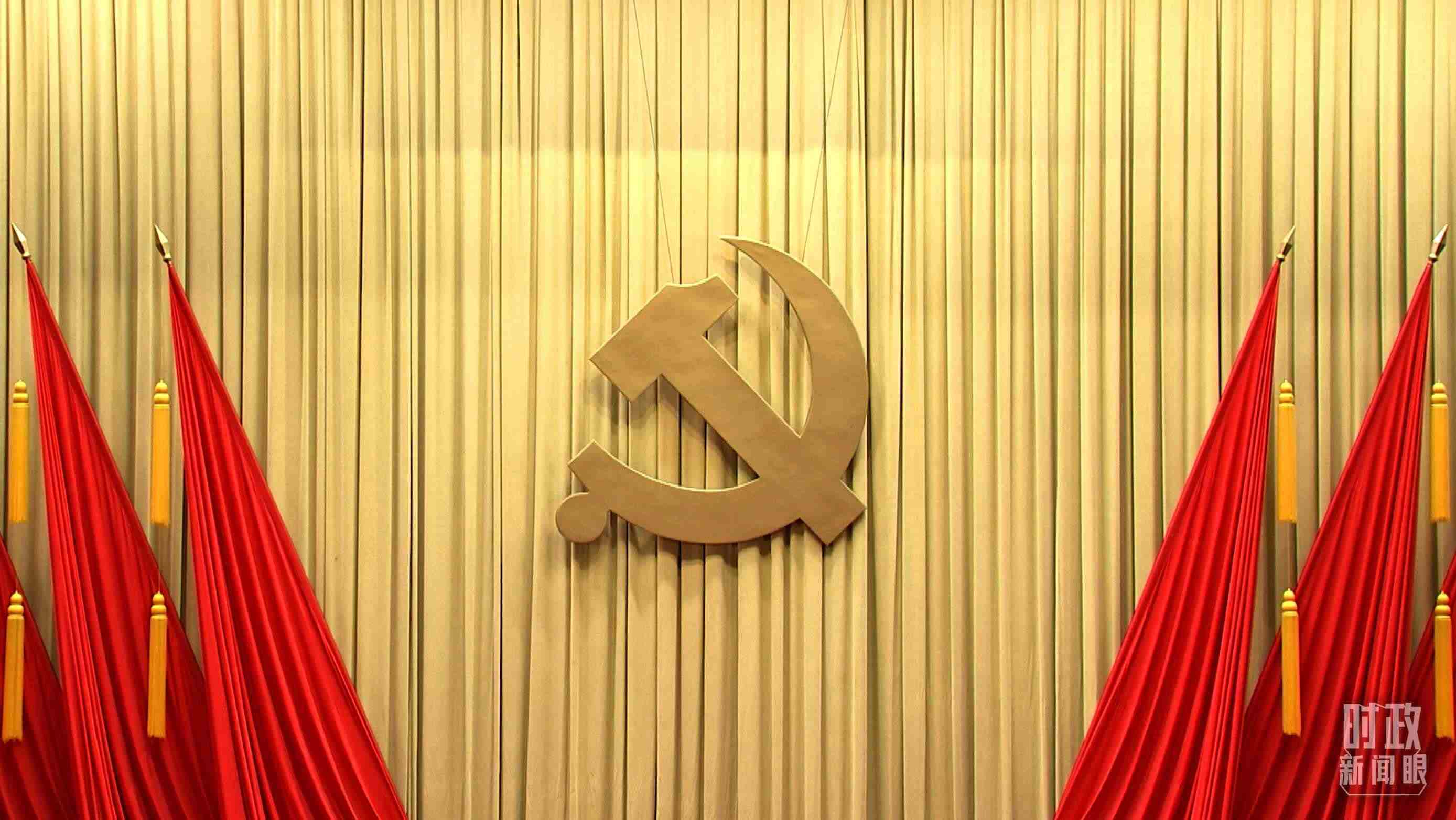 △會場上莊嚴的黨徽。（總臺央視記者郭鴻拍攝）