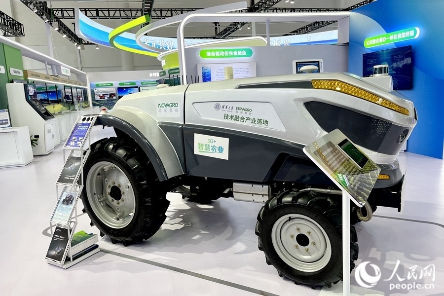 通過手機(jī)，就能指揮新能源無人駕駛拖拉機(jī)在田里作業(yè)。人民網(wǎng) 錢嘉禾攝