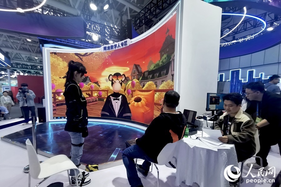 數(shù)字人主播“無聊猿”。人民網(wǎng) 葉青卿攝