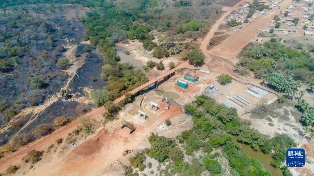 這是1月12日在科特迪瓦西北部奧迭內(nèi)省拍攝的北部公路項(xiàng)目施工現(xiàn)場(chǎng)（無(wú)人機(jī)照片）。新華社發(fā)（中國(guó)港灣工程有限責(zé)任公司供圖）