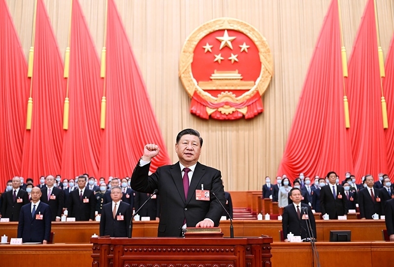 2023年3月10日，十四屆全國人大一次會議在北京人民大會堂舉行第三次全體會議。習(xí)近平全票當(dāng)選為中華人民共和國主席、中華人民共和國中央軍事委員會主席。這是習(xí)近平進行憲法宣誓。