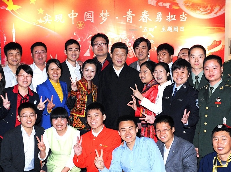 2013年5月4日，習(xí)近平總書記來到中國航天科技集團公司中國空間技術(shù)研究院，同各界優(yōu)秀青年代表座談并發(fā)表重要講話。這是座談會前，習(xí)近平和在展廳參觀的優(yōu)秀青年代表合影。