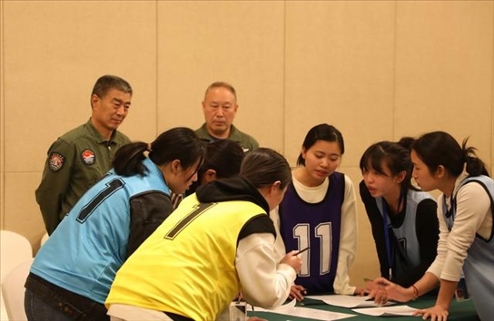 2023年4月4日，參加海軍招飛選拔的學(xué)生在心理選拔環(huán)節(jié)討論發(fā)言，海軍飛行人才心理選拔專家對參檢學(xué)生進行活動觀察。