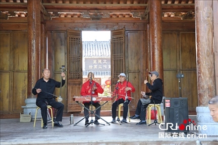 【2023打卡中國(guó)】外國(guó)網(wǎng)紅打卡河南畫虎村 感受鄉(xiāng)村振興“虎虎生威”_fororder_圖片21