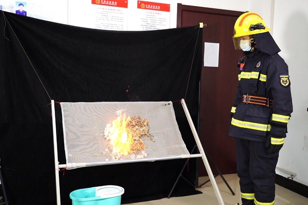 消防員在展示柳絮點(diǎn)燃實(shí)驗(yàn)。 張少欣 攝
